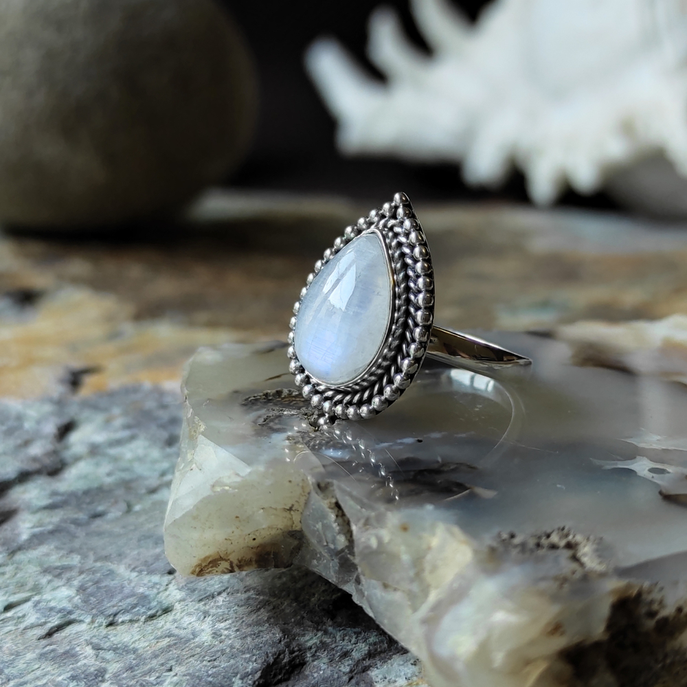 Кольцо КАПЛЯ-2 в оплетении, серебро/лунный камень