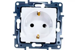 Розетка Legrand Etika с заземлением белая 25659