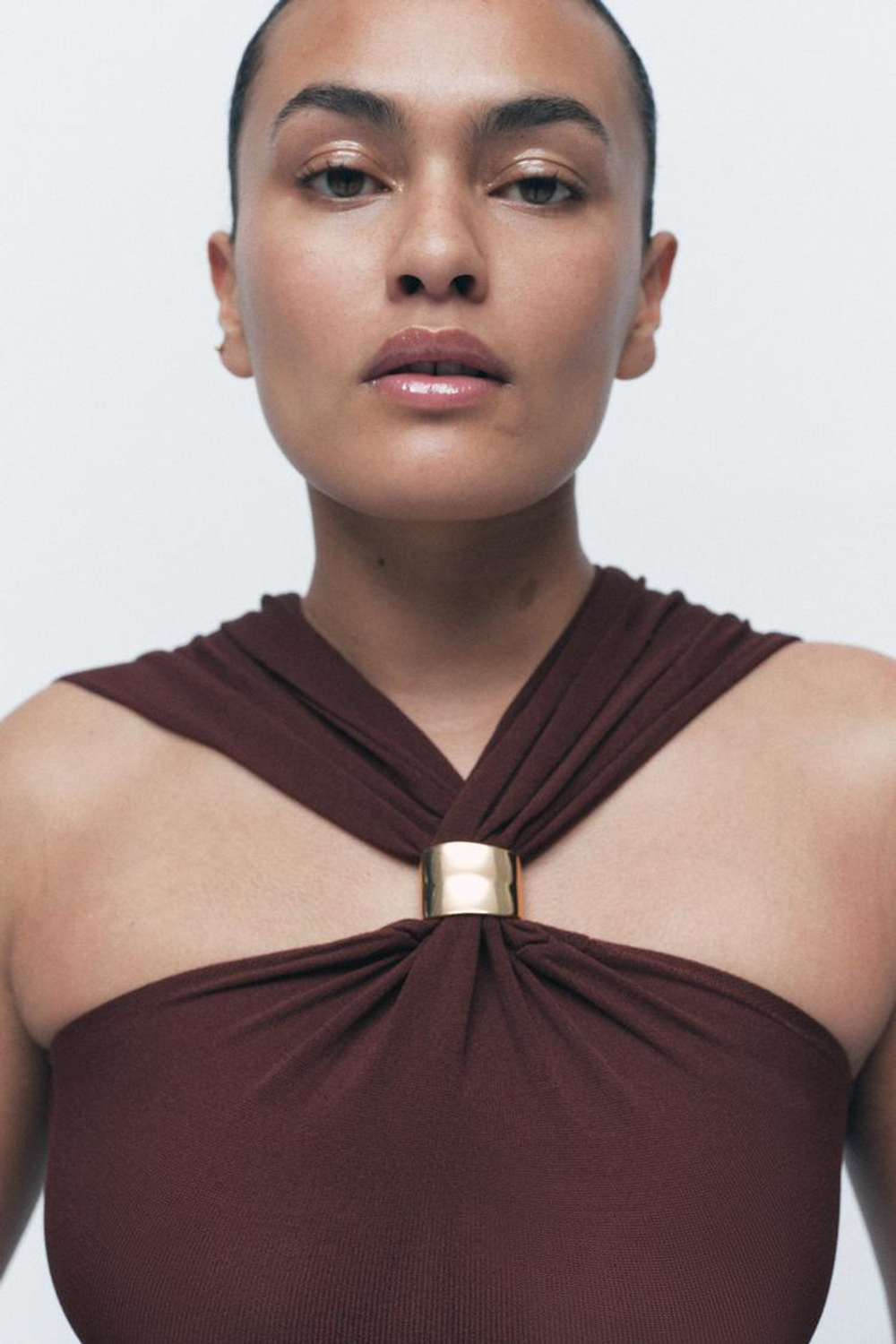 ZARA ТРИКОТАЖНЫЙ ТОП С ГОРЛОВИНОЙ ХАЛТЕР И ЗОЛОТИСТОЙ ДЕТАЛЬЮ, КОРИЧНЕВЫЙ