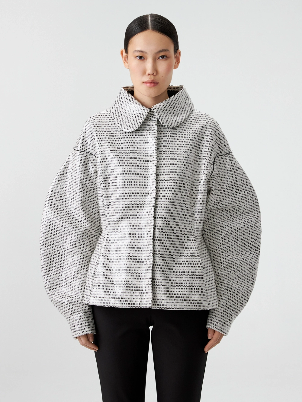 Куртка черно-белая с объемными рукавами OLA OLA