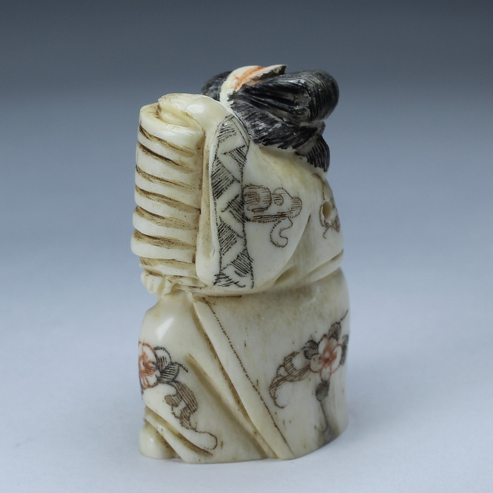 Нэцкэ Девушка с фонарем