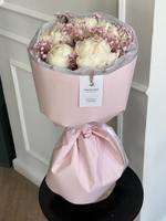 Букет из белых пионов и розовой гипсофилы