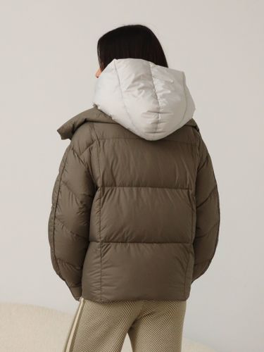 Укороченный пуховик цвета капучино с серым объемным капюшоном