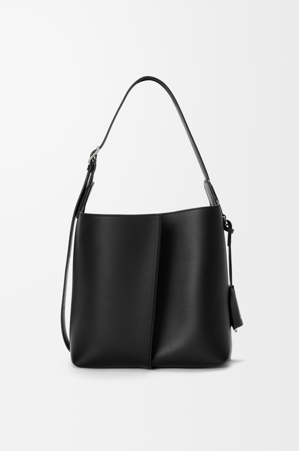 Loewe Средняя сумка-ведро Bilbao из гладкой телячьей кожи, черный