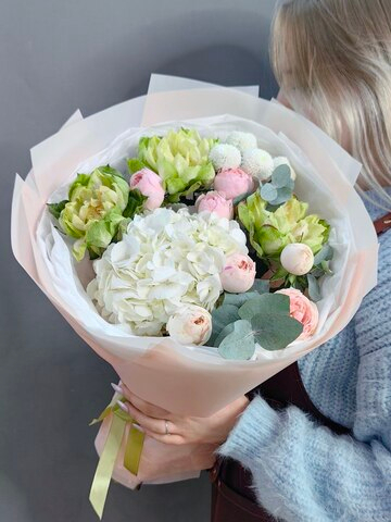 Авторский букет с пионовидными розами сорта "Вегги"