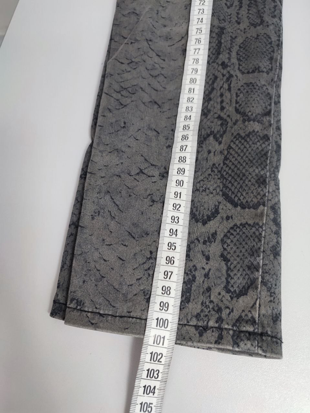 Брюки Reserved "под рептилию" 42 размер