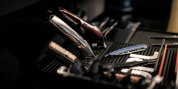 Какие инструменты нужны учебному центру для обучения парикмахерскому искусству?