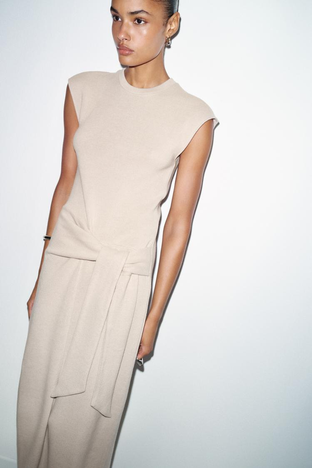 ZARA МЯГКОЕ ПЛАТЬЕ С УЗЛОМ, ПЕСОЧНЫЙ МЕЛАНЖ