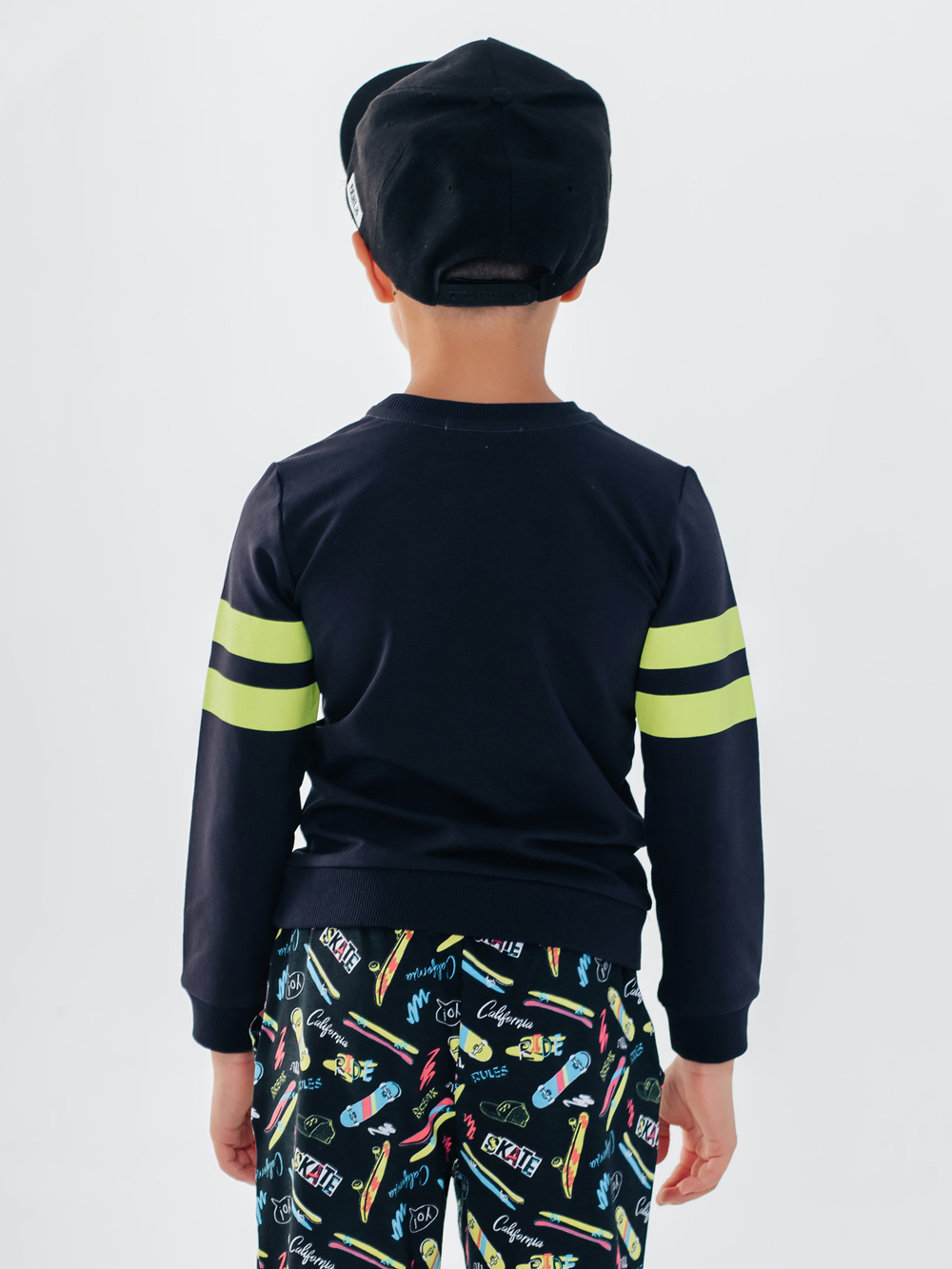 Пуловер для мальчика трикотажный из футера в черном цвете с надписями купить