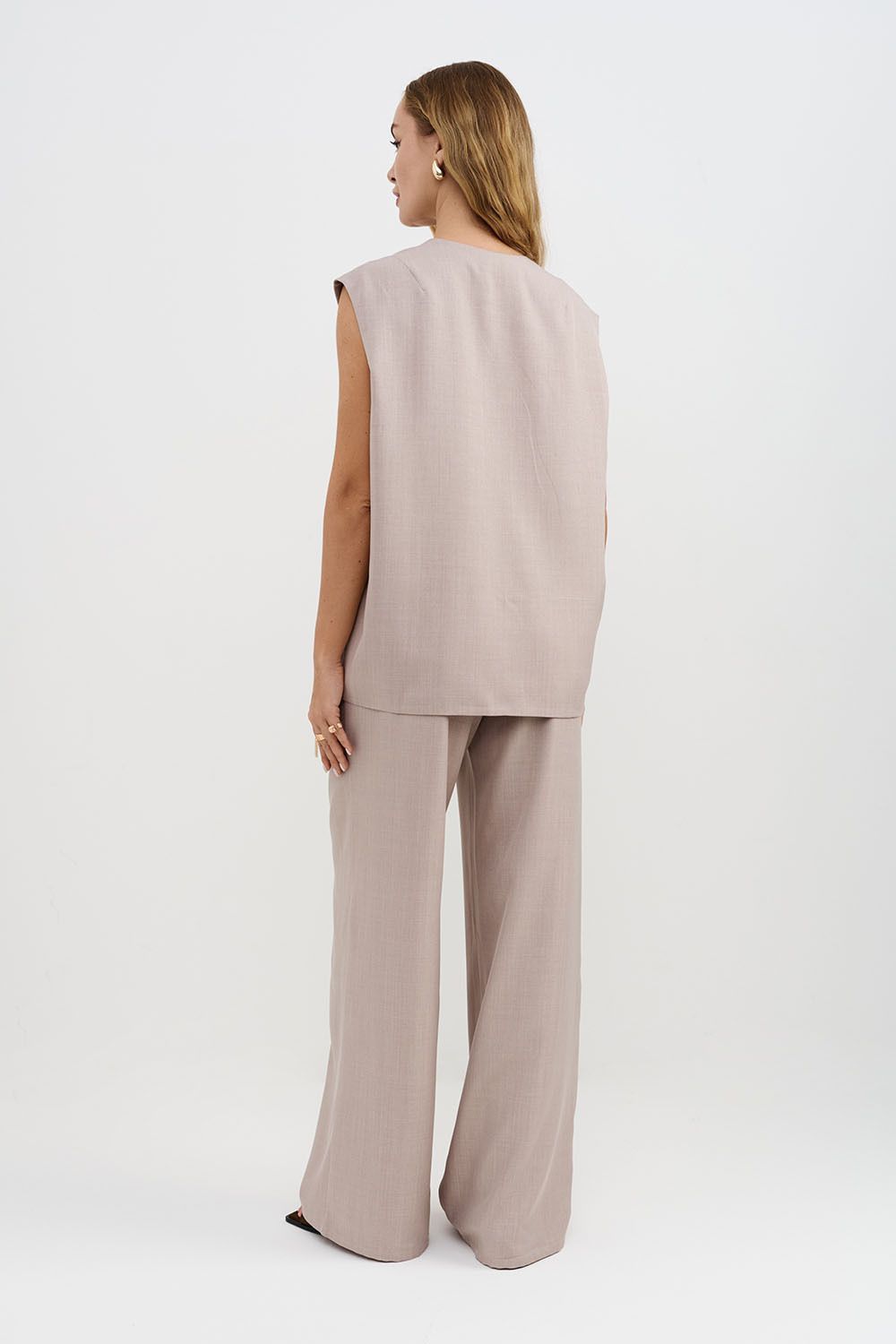 Жилетка свободная серо-бежевого цвета