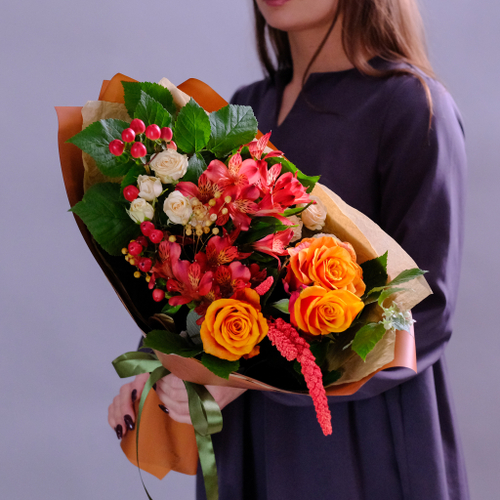 Купить Яркий букет с розой Эспана #89