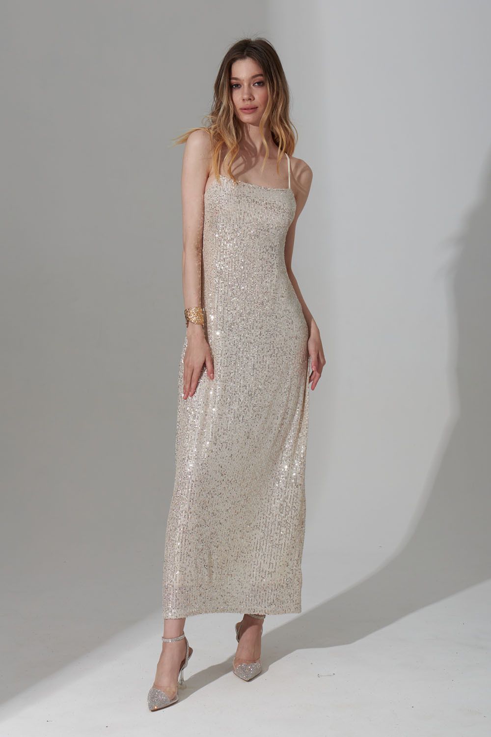 Платье длинное на бретелях цвета шампань
