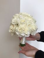 Свадебный букет из оноголовых роз, диантусов и лизиантуса