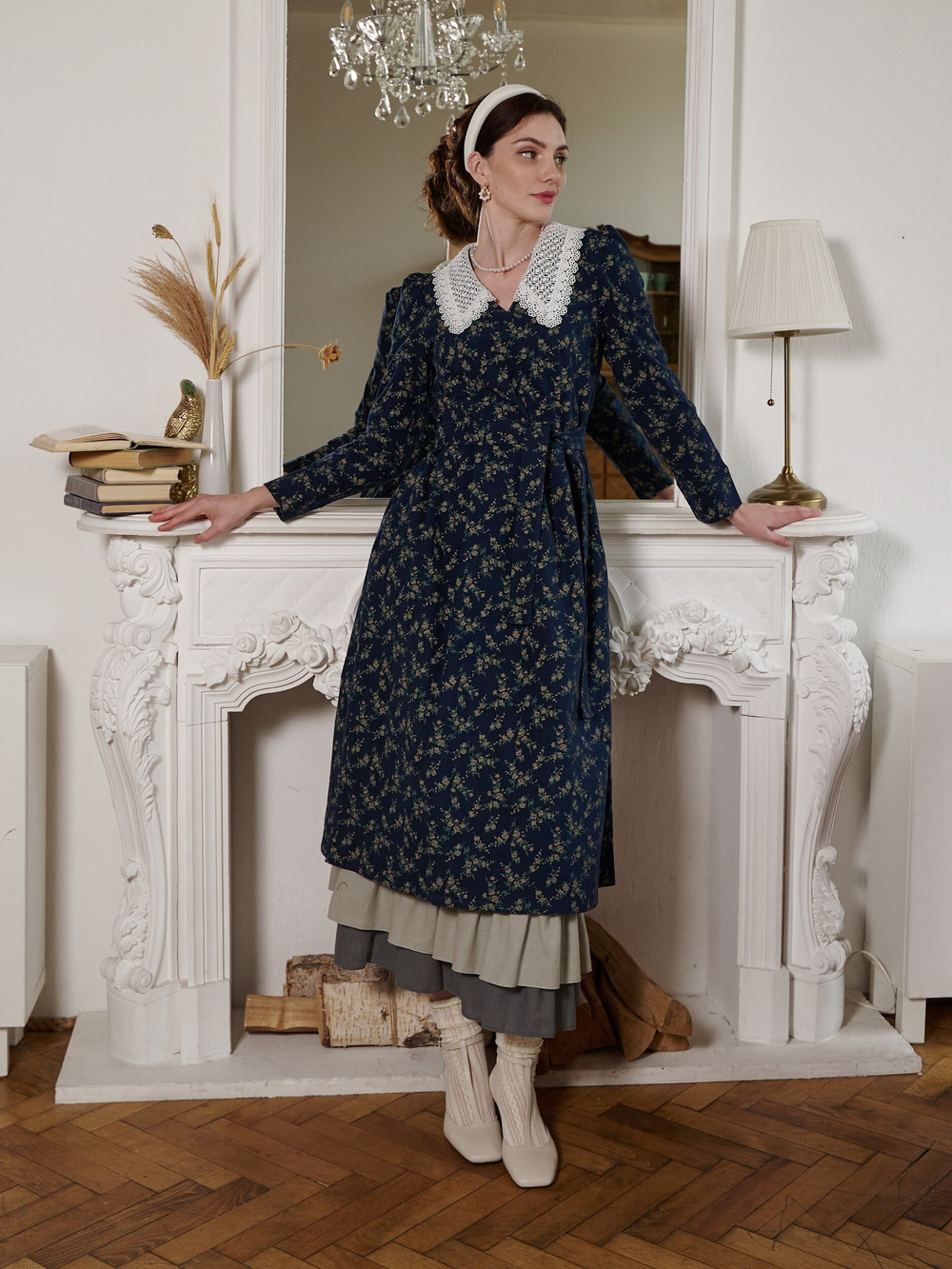 Платье с кружевным воротником