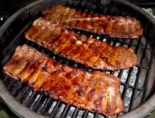 Керамический гриль Big Green Egg L Large (Большой), 46 см на столе из акации