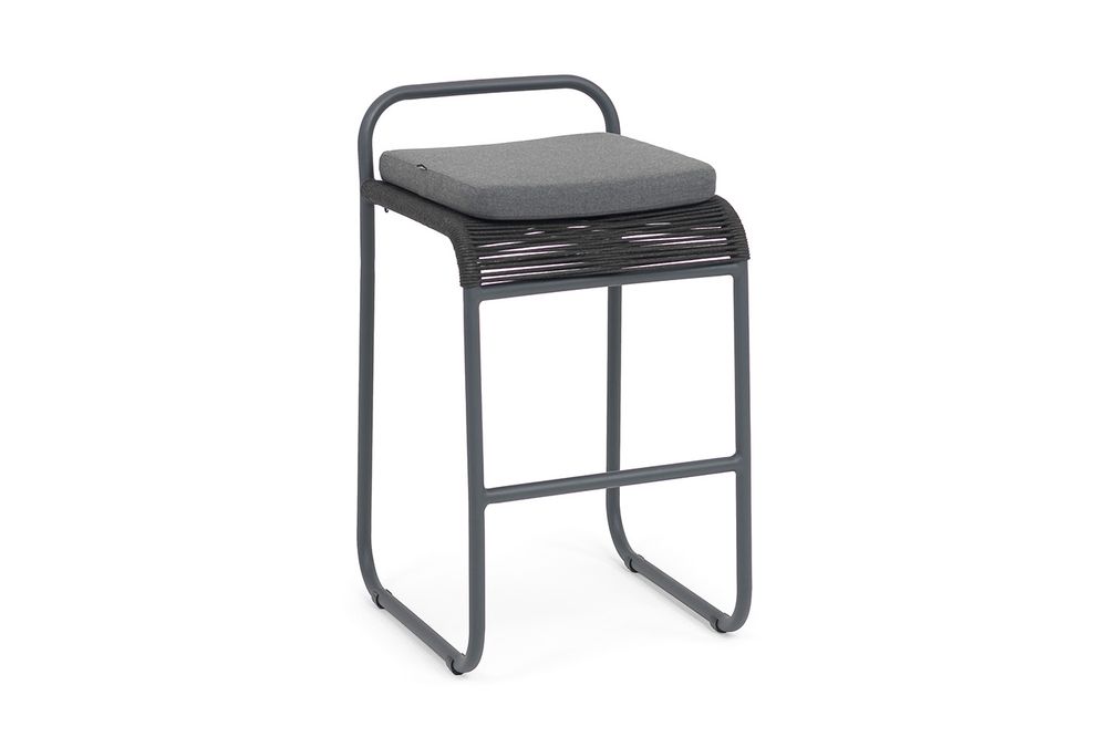 "Ането" стул барный плетеный из роупа, каркас алюминий темно-серый (RAL7024) муар, роуп темно-серый круглый, ткань темно-серая 027