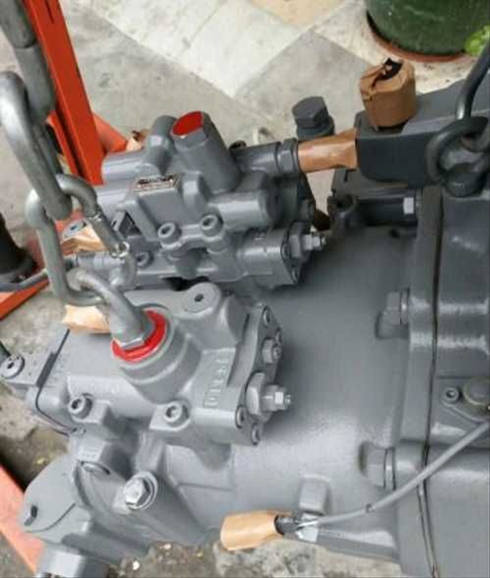 насос основной Hitachi ZX200LC-5G YB0000069