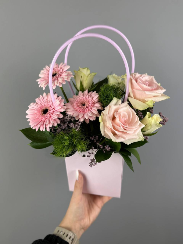 Композиция с нежными розовыми гермини и розами "Пинк Атена" Композиция с нежными розовыми гермини и розами "Пинк Атена"