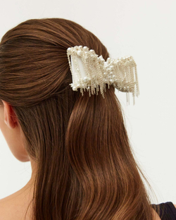 Бант-бабочка из белого шелка с жемчугом и серебристыми цепочками