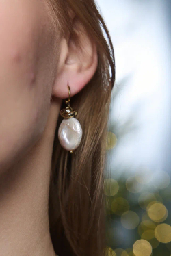 Серьги с плоской белой барочной жемчужиной, оттенок золото