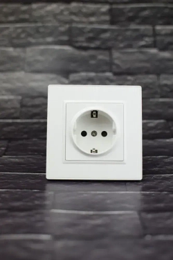 Розетка белая одинарная пластик