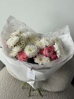 Букет сборный из хризантемы, ромашки, кустовой пионовидной розы и диантусов