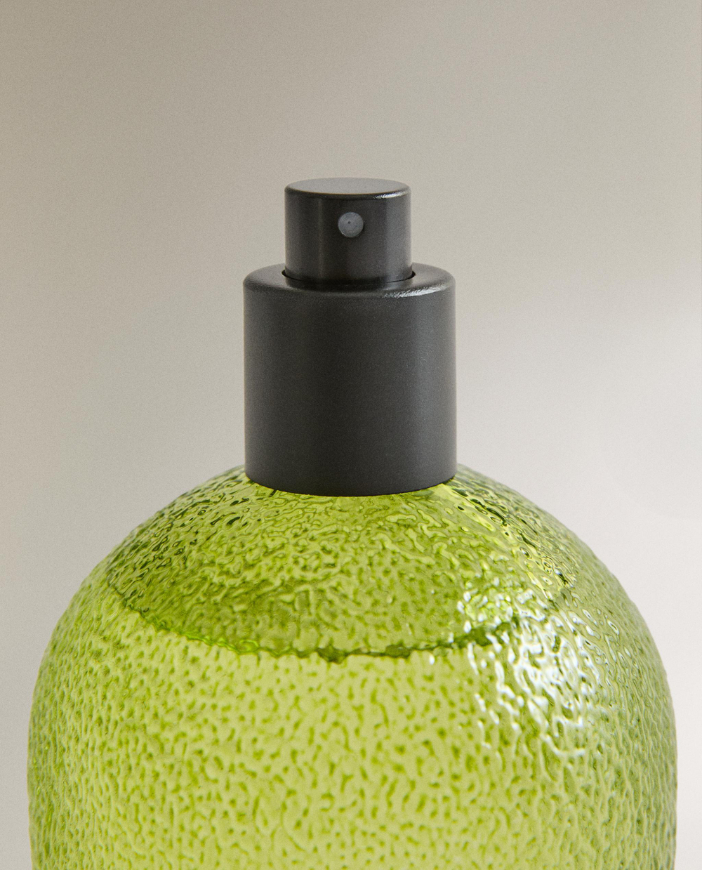 Zara Home Ароматический спрей для тканей и одежды Bergamot & Sandalwood 190 мл, освежитель, аромат древесный