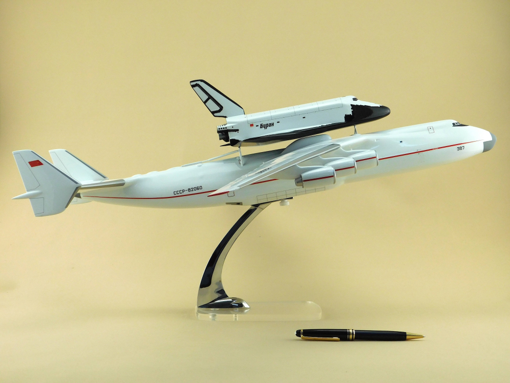 Модель самолета Ан-225 (М1:144, "МРIЯ" с Бураном, СССР-82060)