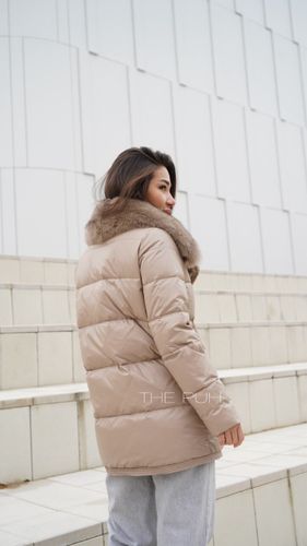 Бежевый пуховик с декоративной молнией и меховым воротником