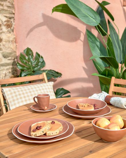 Круглый уличный стол Vilma из массива акации Ø 90 см 100% FSC Испания La Forma