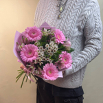 Букет из розовых гербер, хамелациума и альстромерий