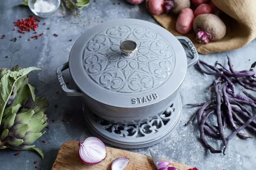 STAUB Чугунная подставка 23 см, красный