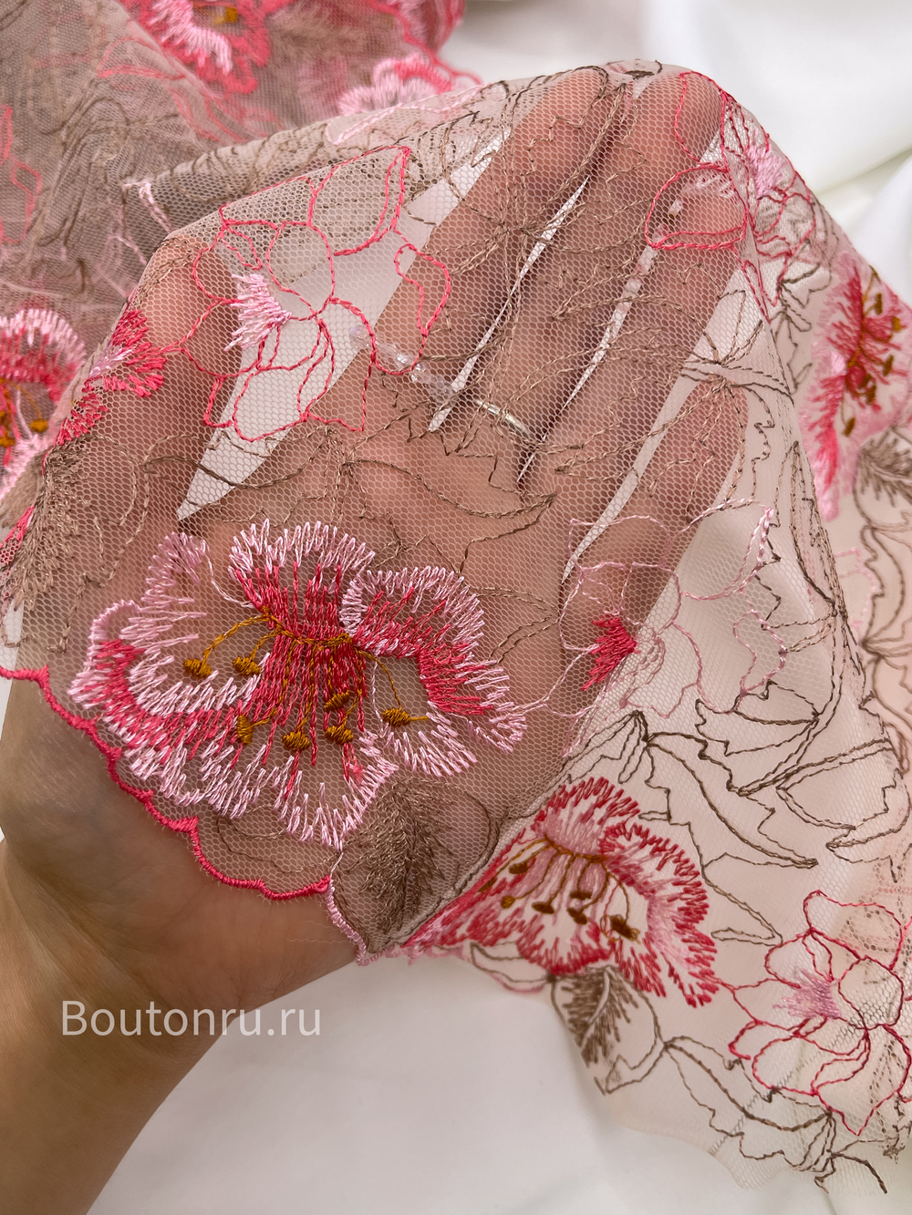 Кружево белое с розовыми цветами