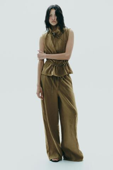ZARA ЖИЛЕТ ИЗ СТРУЯЩЕЙСЯ ТКАНИ С РЕГУЛИРУЕМОЙ ПОСАДКОЙ, ТЕМНО-ОЛИВКОВЫЙ