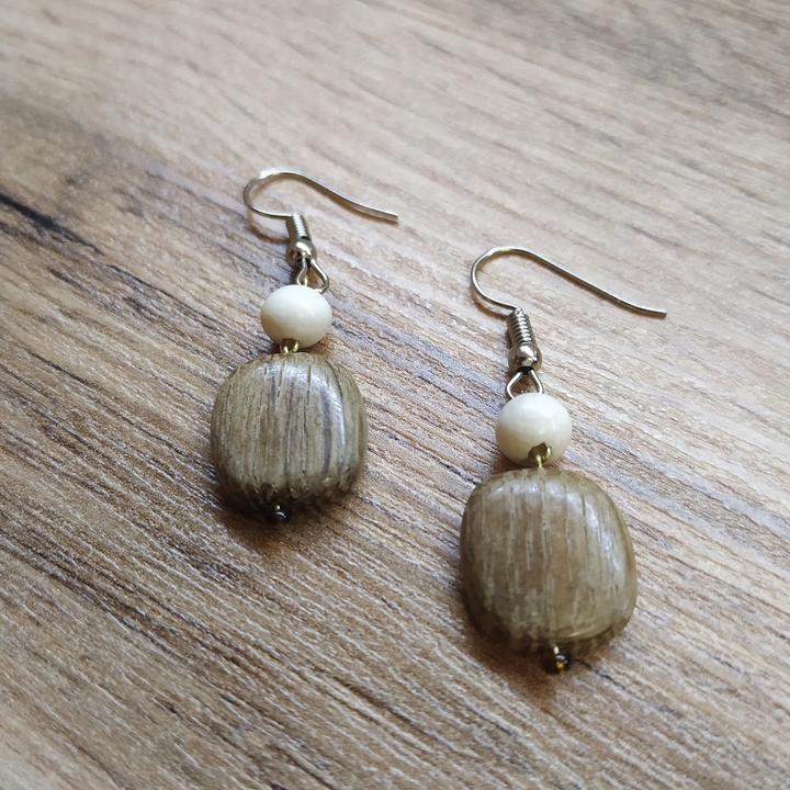 Серьги Камешек, дерево, цвет молочный, темно-кор., 13x25 мм 316079