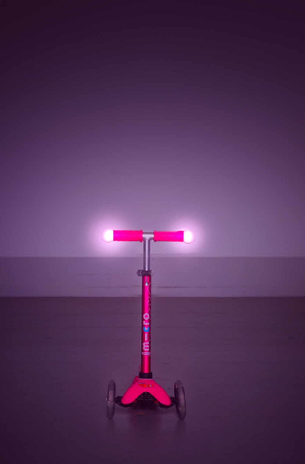 Самокат Mini Micro Deluxe Magic LED розовый