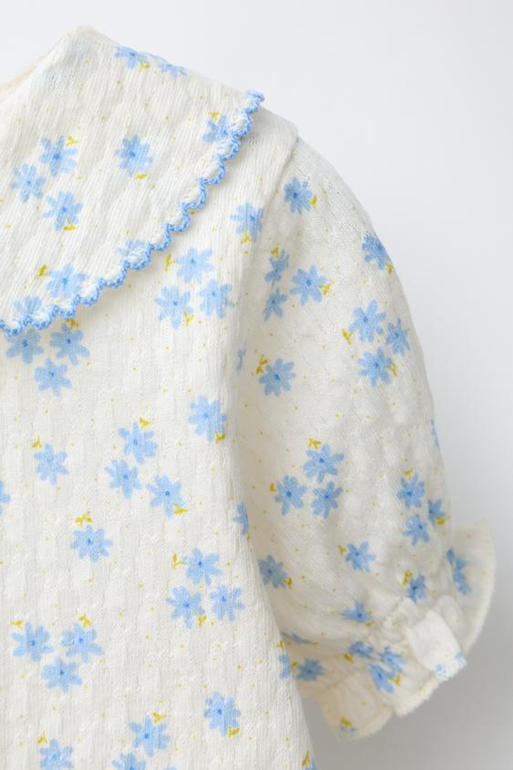 ZARA ФУТБОЛКА С ЦВЕТОЧНЫМ УЗОРОМ, ЭКРЮ