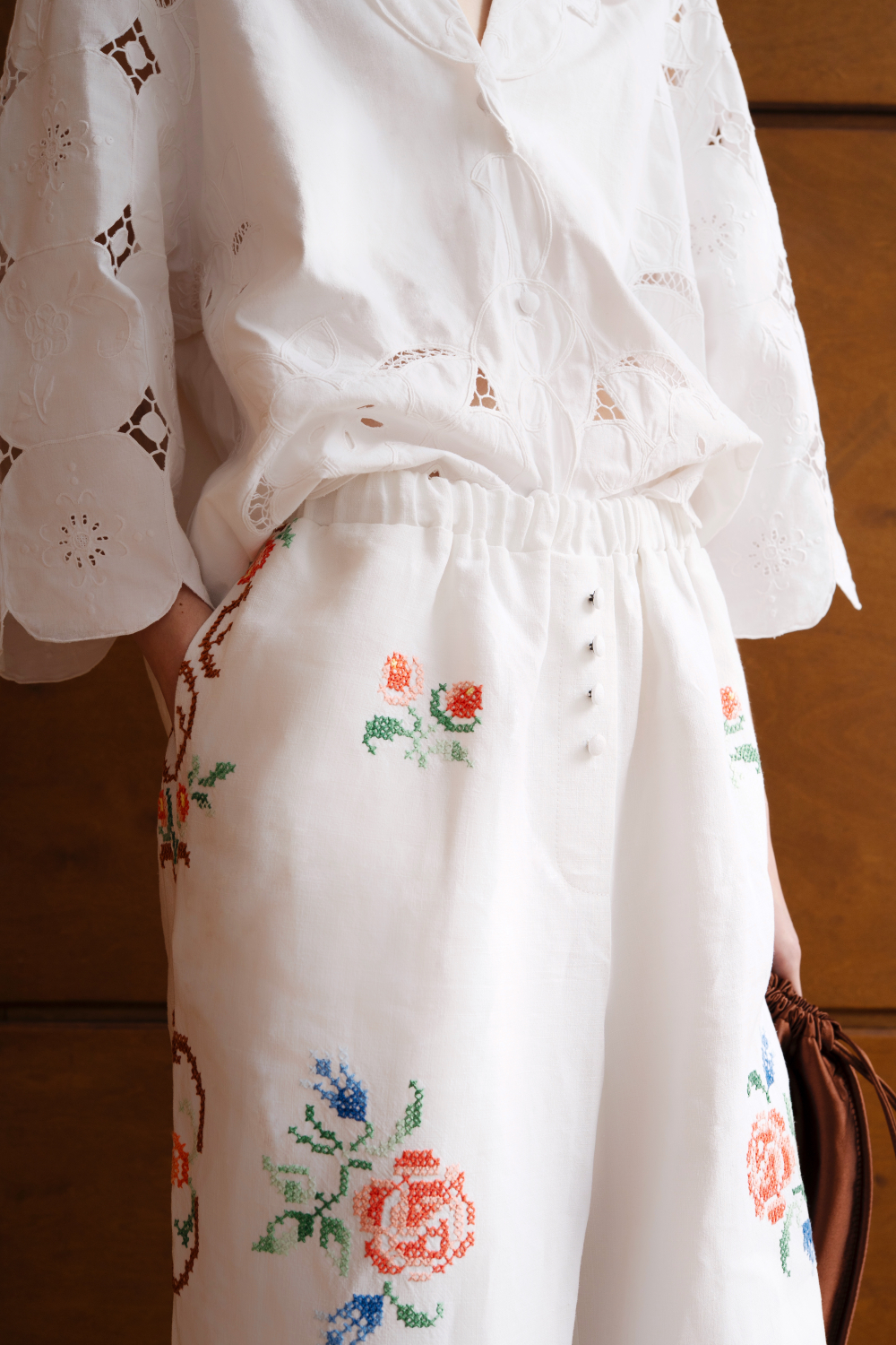 Свободные брюки с ручной вышивкой