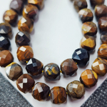 Тигровый глаз, бусины куб, р-р примерно 6.5мм, красивая огранка