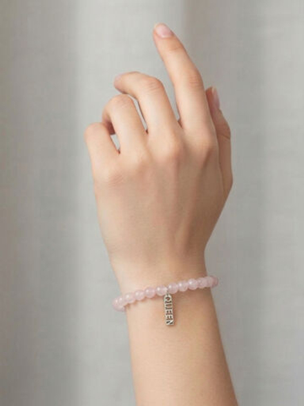 Браслет Розовый кварц 6 мм с подвеской «QUEEN» из серебра