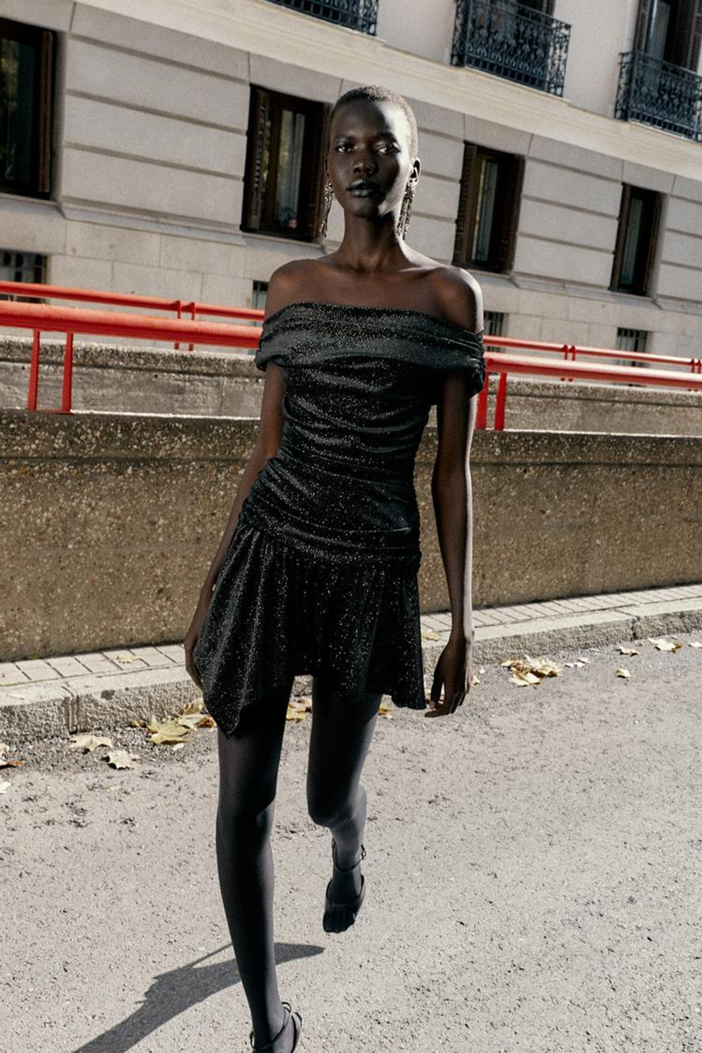 ZARA БАРХАТНОЕ МИНИ-ПЛАТЬЕ С БЛЁСТКАМИ, ЧЕРНЫЙ/ЗОЛОТОЙ