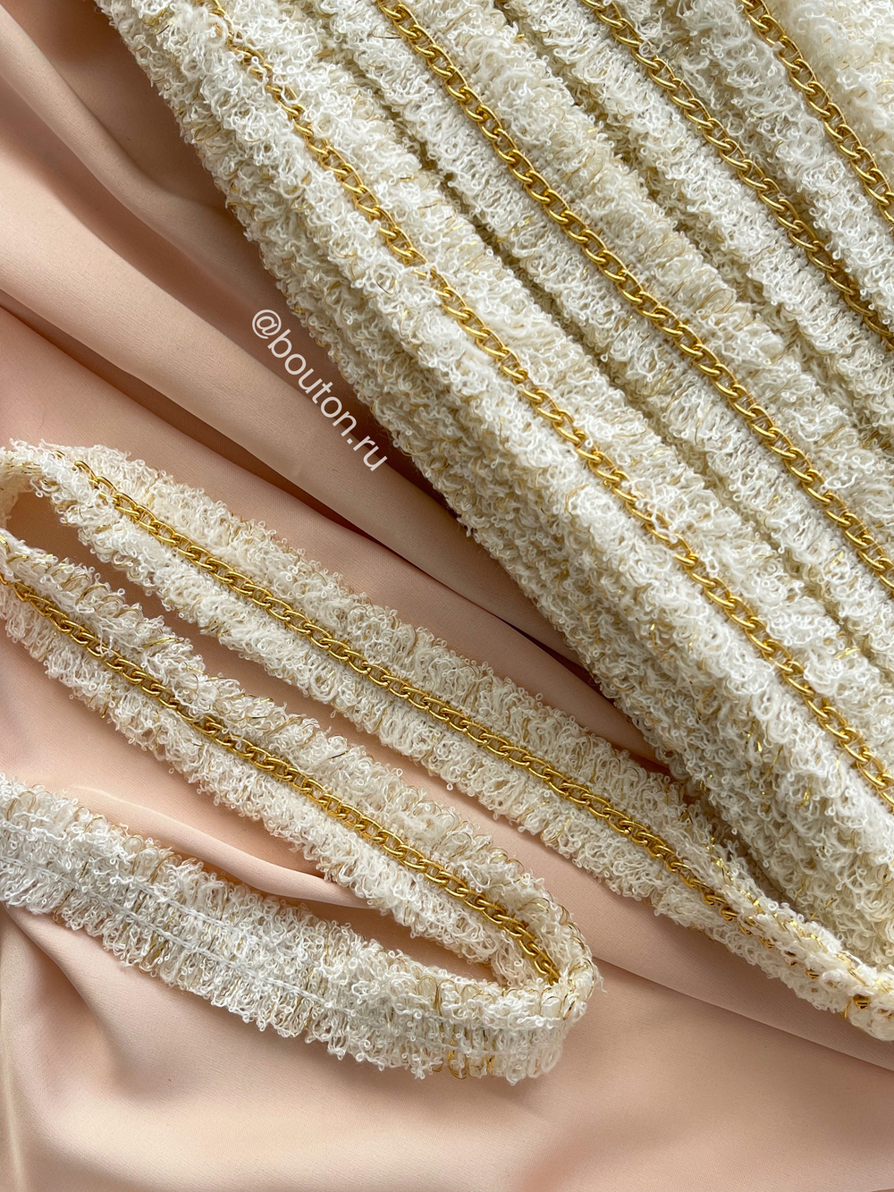 Тесьма бежевая с золотистой цепью