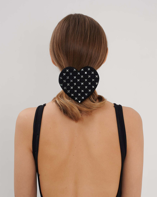 Заколка-сердце с серебристым декором