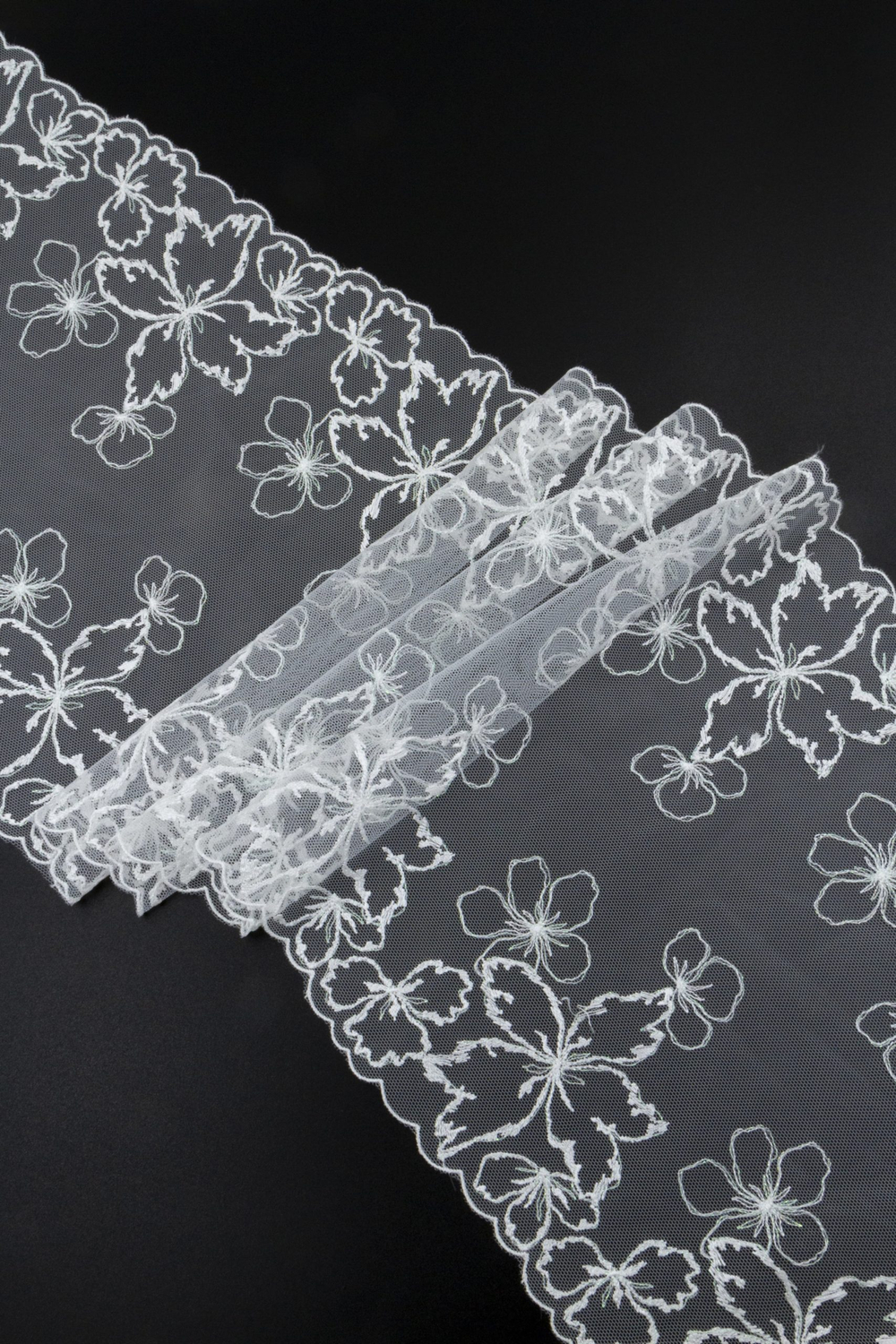 Вышивка на сетке экрю с легким люрексом неэластичная ширина 22 см