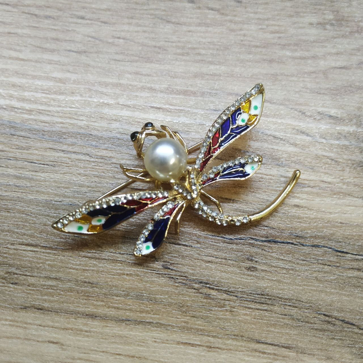 Брошь Стрекоза витражная со стразами и жемчужиной эмаль цветная металл золотистый