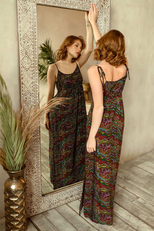 Платье прямого силуэта выполнен из вискозы Reina