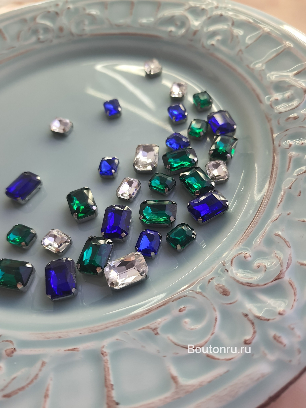 Стразы прямоугольные в цапах зеленые изумруд