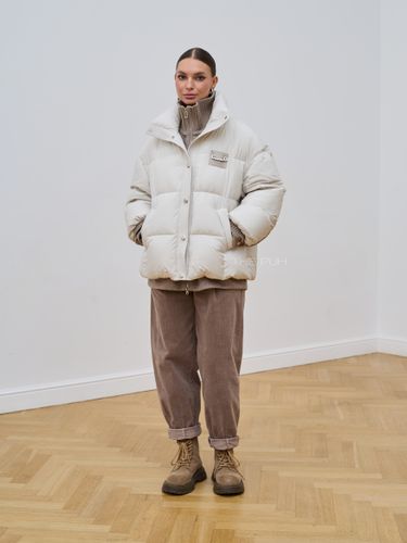 Короткий бежевый пуховик с шерстяными вставками
