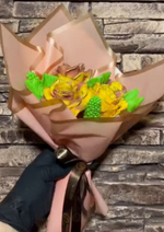 Букет из роз с зеленью