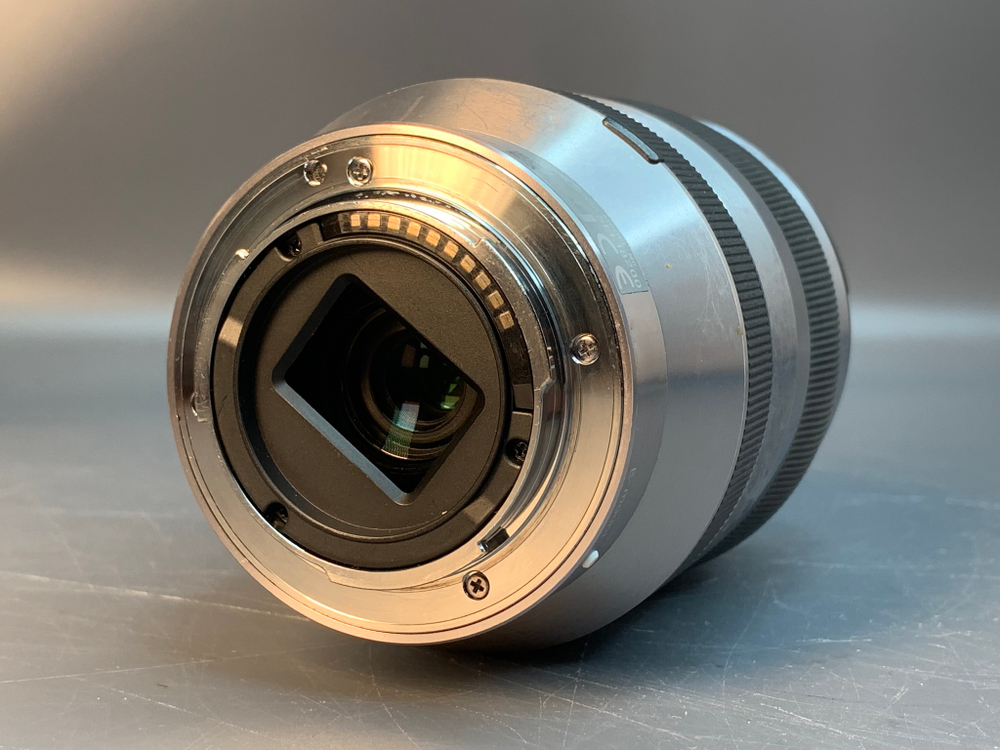 Sony 18-200mm OSS , сколы на пластмассе передней линзы
